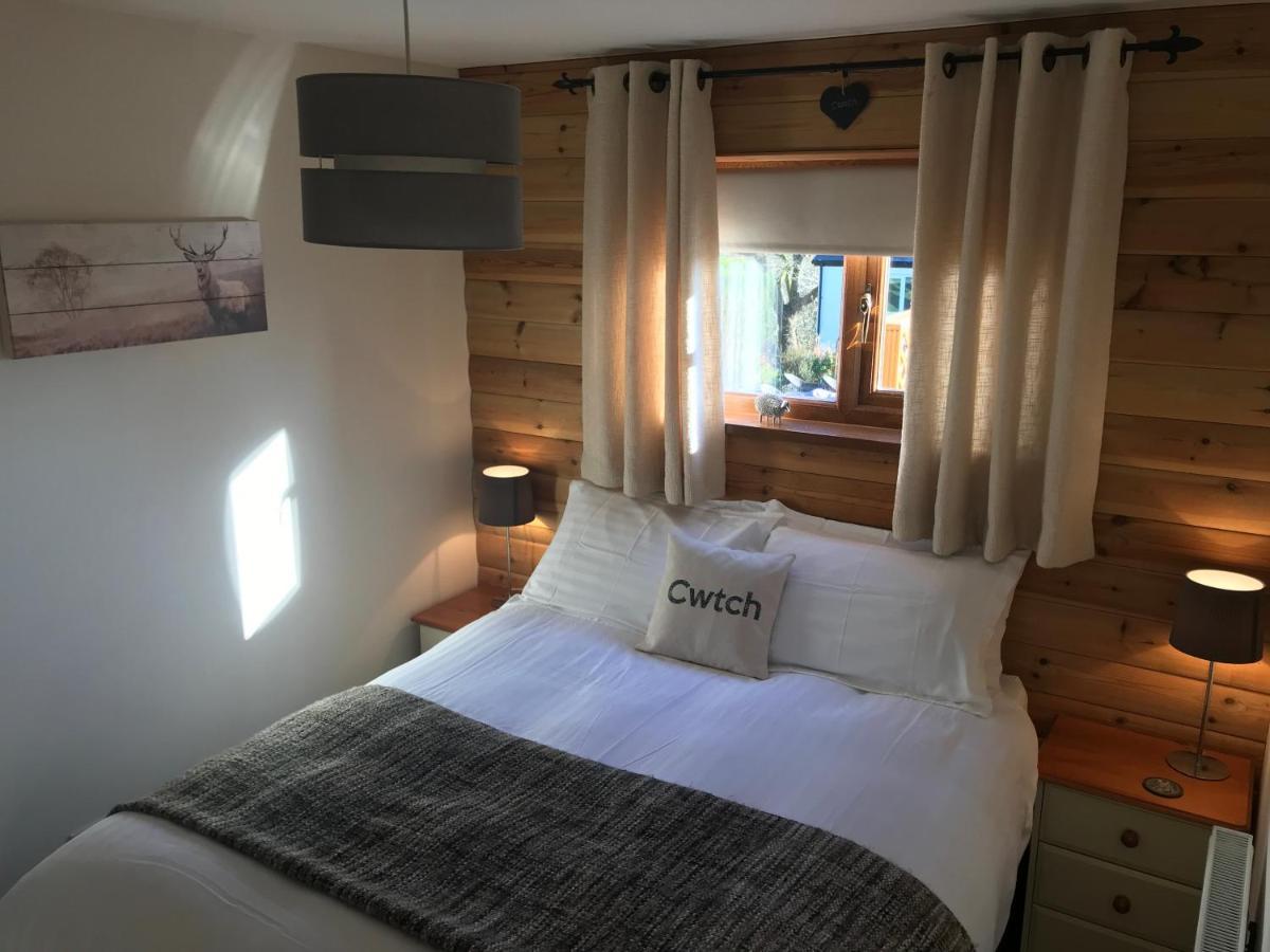 Swansea Log Cabin Pontardawe ภายนอก รูปภาพ
